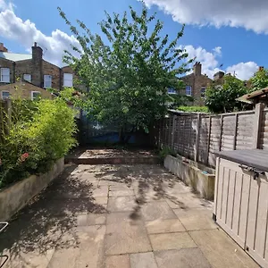 Guest house Single With En-suite Shower In Zone 1